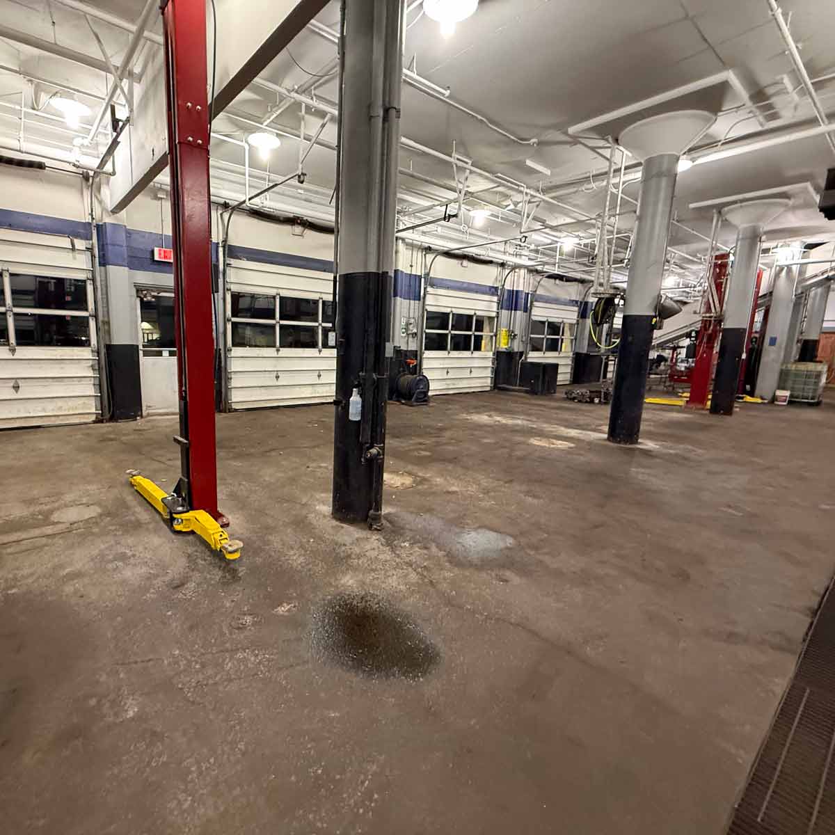 Car lift in auto service